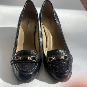 Adorable Bandolino Block Heels with Snakesin patent look and gold accent